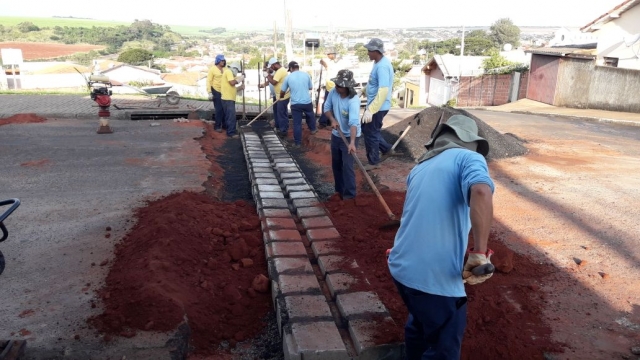 A implantação do sarjetão resolverá o problema de empoçamento de água no local