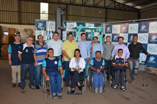 Associados da ADEFILP com autoridades durante da entrega do equipamento nesta sexta-feira