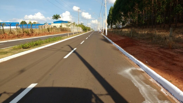 Avenida Jácomo Nicolau Paccola recebeu pintura de guias nas proximidades do terminal rodoviário