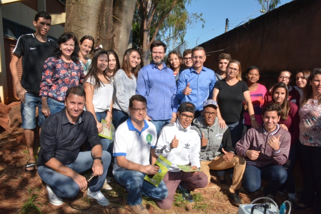 Alunos acompanharam a realização do diagnóstico em árvore da Escola Vera Braga Franco Giacomini