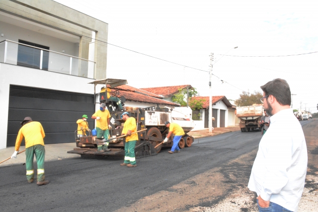 Prefeito Prado acompanha o recape em trecho de rua no Jardim Village