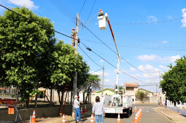 A instalação das luminárias está sendo feita pela equipe elétrica da Secretaria de Tecnologia da Informação
