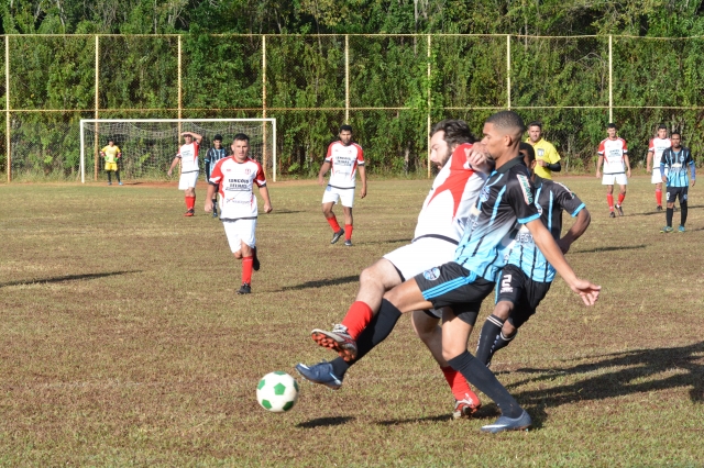 Lance da vitória do Grêmio da Vila (azul) contra o Independente na abertura da Série B