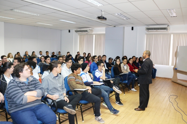 Hélio trouxe para a palestra características desejadas em um profissional por parte das empresas