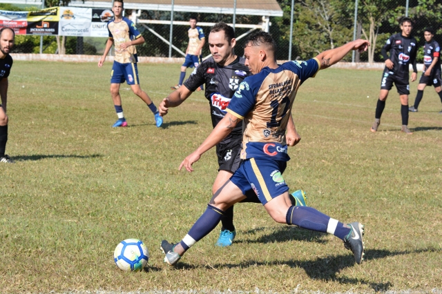 CAL (uniforme preto) derrotou Asa Branca na rodada de domingo, 27, em Alfredo Guedes