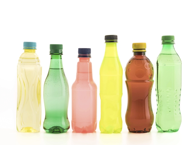 Garrafas plásticas são normalmente utilizadas para armazenar produtos de limpeza