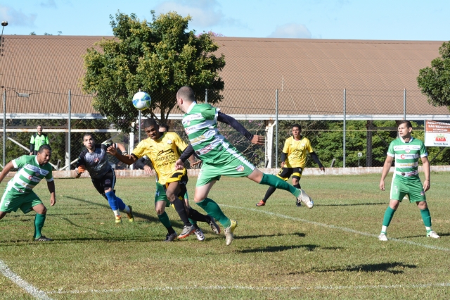 Nova Lençóis (uniforme verde) goleou o Asa Branca na rodada de domingo