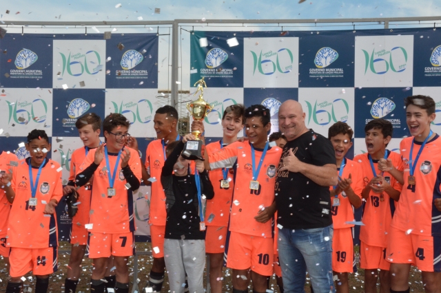 Atletas de Igaraçu do Tietê comemoram a conquista do título na categoria Sub-14