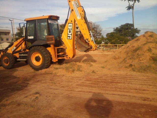 Piso com vegetação foi retirado com máquina para colocação de nova areia