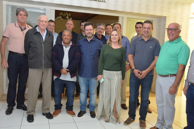 Prefeito Prado, o deputado Ricardo Izar Júnior e membros da diretoria do Hospital durante o encontro