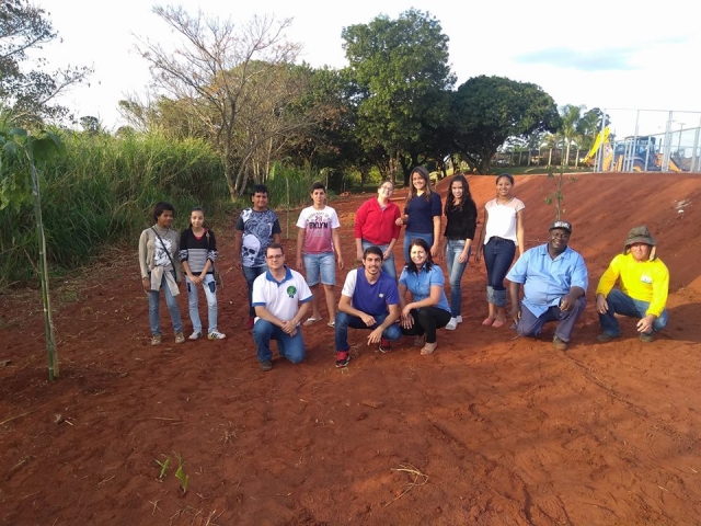 No total,13 pessoas entre alunos, professores e servidores da Secretaria de Agricultura e Meio Ambiente (SAMA) participaram do plantio