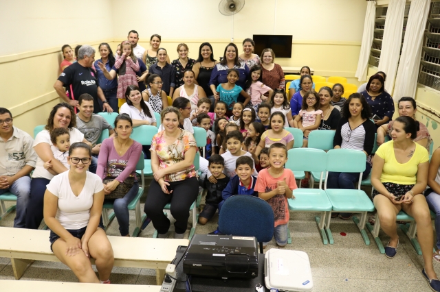 Cíntia Duarte com alunos e pais da escola Maria Zélia Camargo Prandini na apresentação do projeto Horta Educativa