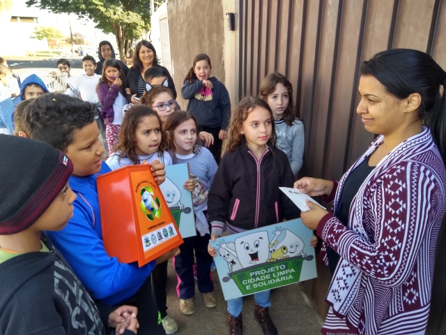 Os alunos passaram por residências, conversaram com os moradores e entregaram cartas com dicas de cuidados com o lixo no entorno da escola e no bairro Cecap