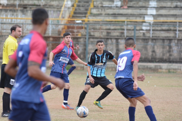 Lance do jogo entre Grêmio da Vila (azul e preto) e Sport Lençóis no Vagulão