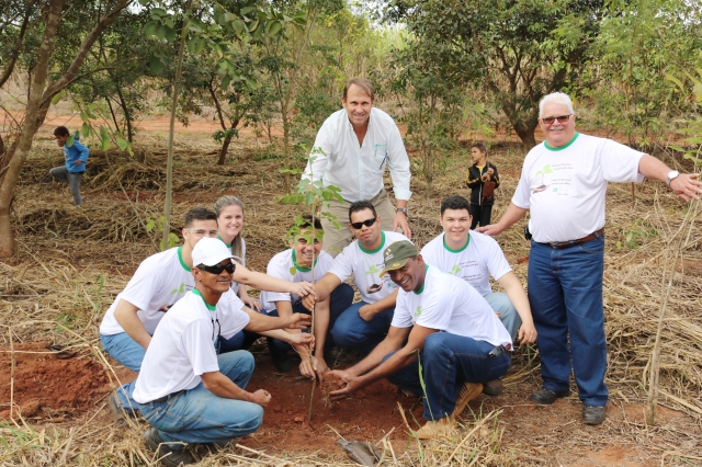 Proprietários da Agrícola São Luiz, Ivens e Roberto acompanharam de perto o plantio no Faxinal