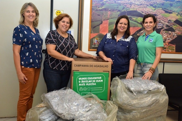 Vice-prefeita Cíntia recebe o lote de cobertores que foram doados para a campanha do agasalho