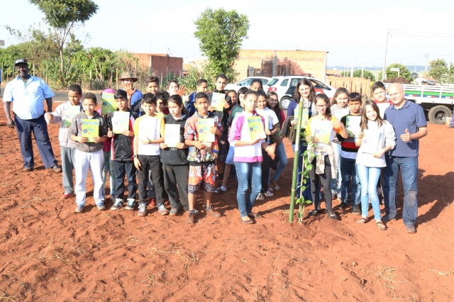 Alunos do 6º ano da EMEF Idalina Canova de Barros ajudaram no plantio do pomar