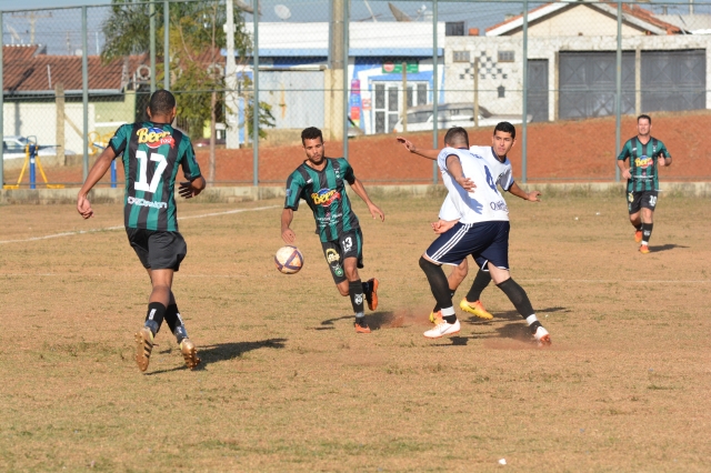 Júlio Ferrari (branco e preto) venceu o Unidos da Vila na abertura da rodada da Série B
