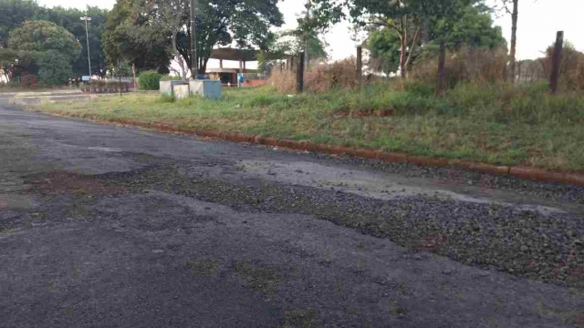 O conserto de um buraco no asfalto pode ser solicitado através do