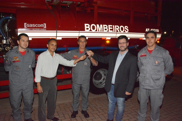 Prefeito Prado durante a entrega das chaves da nova viatura do Corpo de Bombeiros