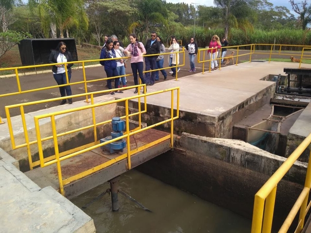 A bióloga Milena Guirado Coneglian, do SAAE, foi quem explicou o funcionamento da ETE