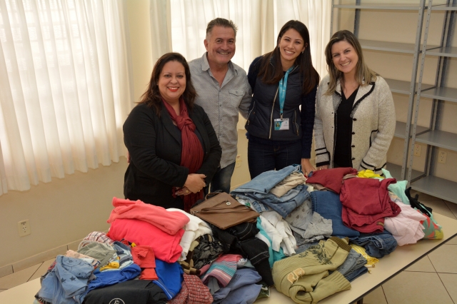 A vice-prefeita Cíntia Duarte durante o recebimento das peças doadas pelos colaboradores da Duratex