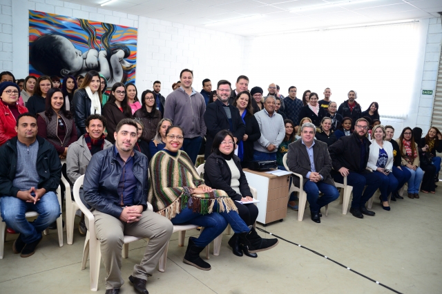 O prefeito Prado posou para foto com os alunos e autoridades presentes na aula inaugural da Etecri