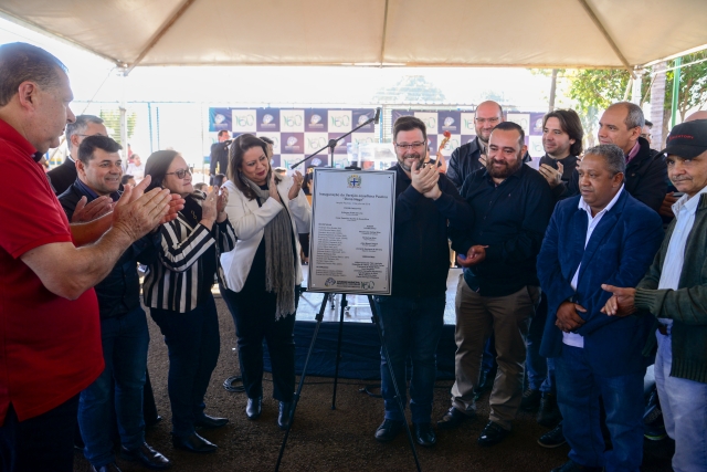 Prado e Cíntia Duarte durante o descerramento da placa alusiva ao evento