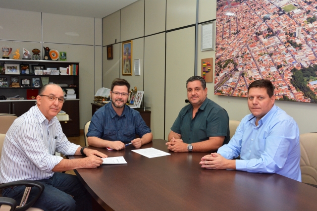 Prefeito Anderson Prado e secretário André Sasso durante encontro com o empresários da Urso Equipamentos