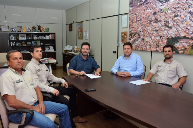 Prefeito Anderson Prado e o secretário André Sasso durante encontro com os empresários da MVC