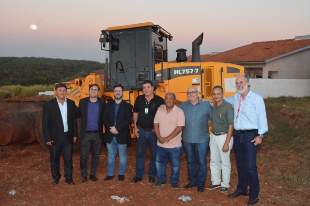 Prefeito Prado com o presidente da CDHU, Humberto Schmidt, durante visita ao canteiro de obras no Jardim Ibaté
