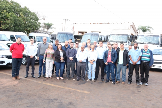 Prefeito Prado e secretários após a cerimônia de incorporação dos novos veículos a Frota Municipal
