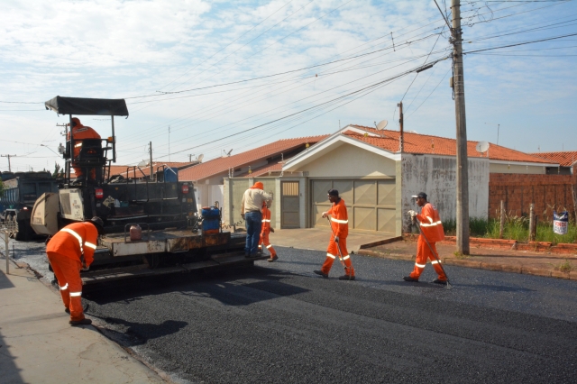 Trecho da rua Guido Basso recebeu recape nesta terça-feira, 24