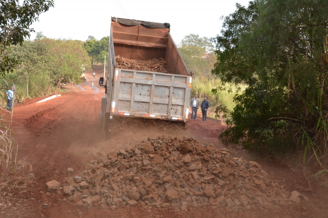 Trabalho executado pela Secretaria de Obras contempla implantação de 100 metros cúbicos de leito carroçável