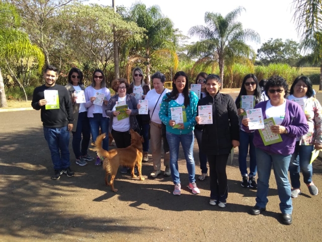 Os agentes recebem orientações específicas sobre descarte de óleo de cozinha usado, que tem se tornado um problema ambiental