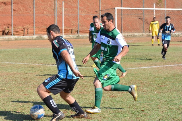 Grêmio da Vila (uniforme azul e preto) venceu mais uma na série B
