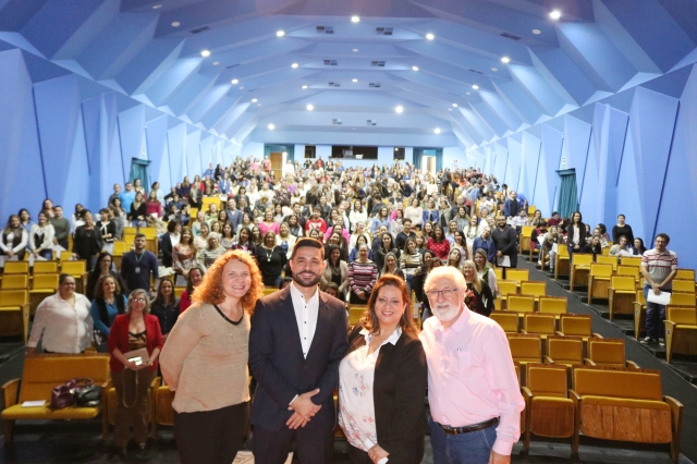 Cíntia Duarte com o secretário Raílson, professor Nino e a supervisora de ensino Meiri durante o evento no Teatro Municipal