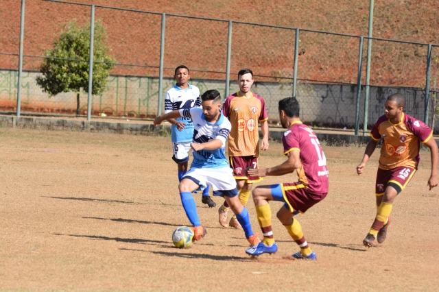 Nacional (azul e branco) que goleou o Sport Lençóis nesse domingo, em lance do jogo contra o CUP