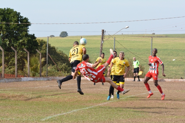 Expressinho (uniforme vermelho e branco) venceu e lidera Amador da Série A