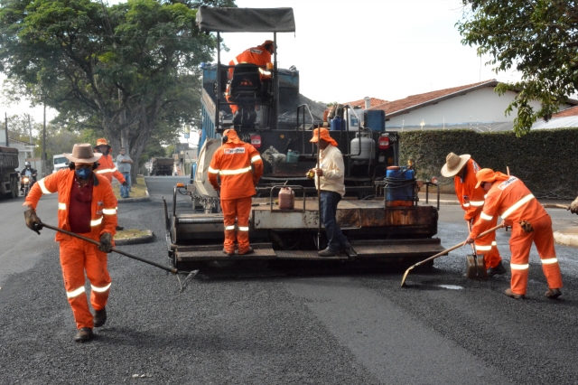Funcionários da empresa contratada trabalham no recape em trecho da Avenida dos Estudantes