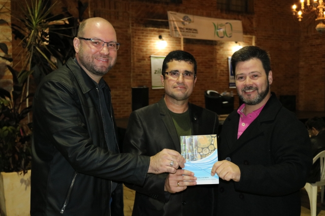 Prefeito Prado, com secretário de Cultura, Marcelo Maganha e Sidney Aguiar, autor do livro "Da Cachaça ao Papel"