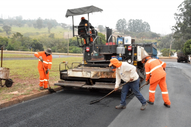 Funcionários da empresa Fortpav durante o recape na Avenida Carajás