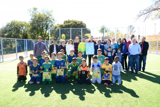Prefeito Prado com os familiares do patrono do campo de futebol durante o descerramento da placa