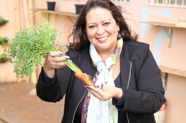 Vice-prefeita e presidente do Fundo Social de Solidariedade local, Cíntia Duarte fez questão de colher hortaliças