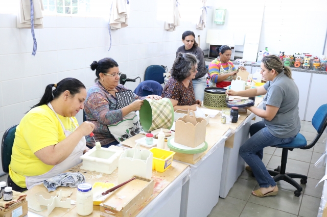 Professora e alunas interagem durante as aulas facilitando o aprendizado