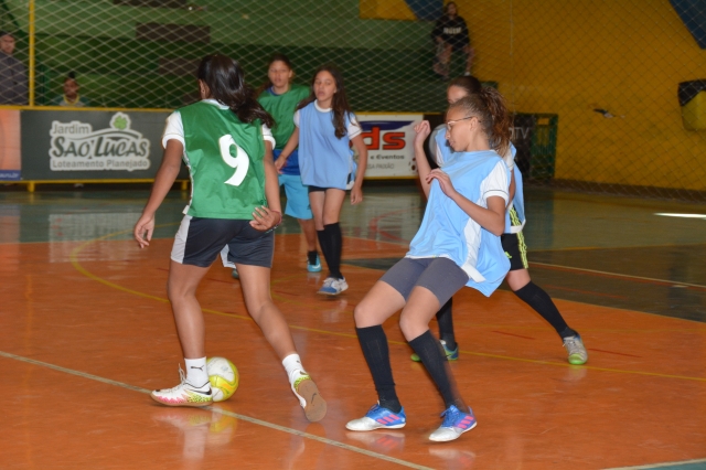 Lance do jogo entre a escola Guiomar (verde) e Idalina na abertura do futsal no fundamental II do JOELP