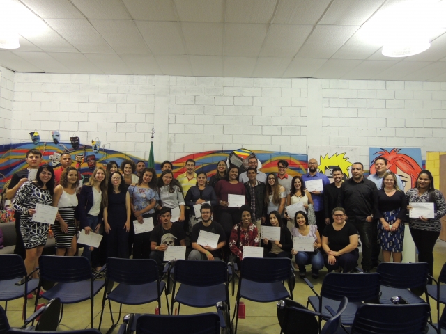 Alunos das primeiras turmas da Etecri recebem certificados