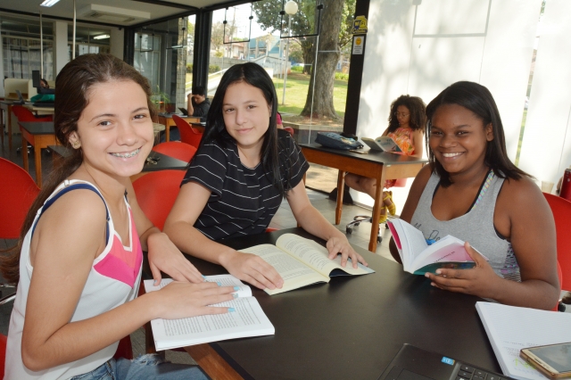 As alunas Geovana, Lavínia e Maria Heloisa, alunas da Escola Lina Bosi na Biblioteca Municipal Origenes Lessa