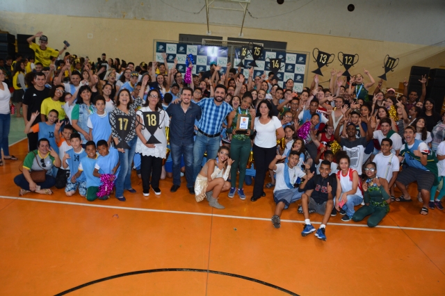 Alunos e gestores da Escola Idalina comemoram a conquista de mais um título no JOELP