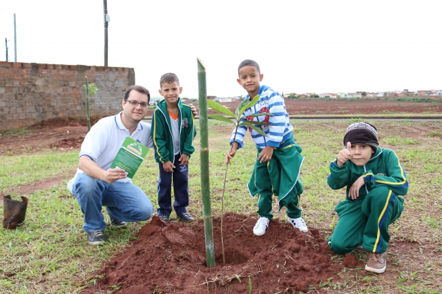 Alunos da EMEF "Maria Zélia Camargo Prandini" participaram do plantio